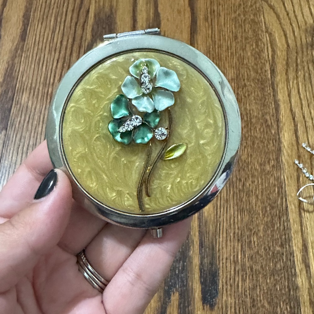 Hand mirror